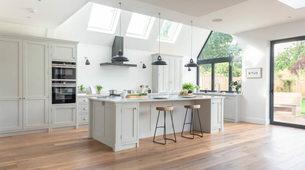 Traditional U-shape kitchen with Island in Caesarstone 5141 Frosty Carrina 2265